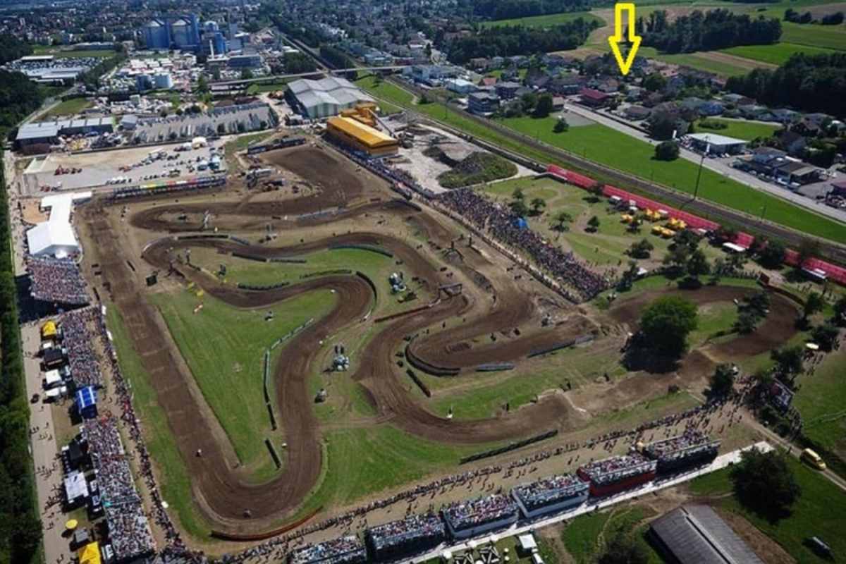 Das Renngelände am Rande der Industriezone kann kaum als schützenswertes Naturparadies bezeichnet werden. Der Pfeil zeigt den ungefähren Wohnort des Klägers vor Verwaltungsgericht.