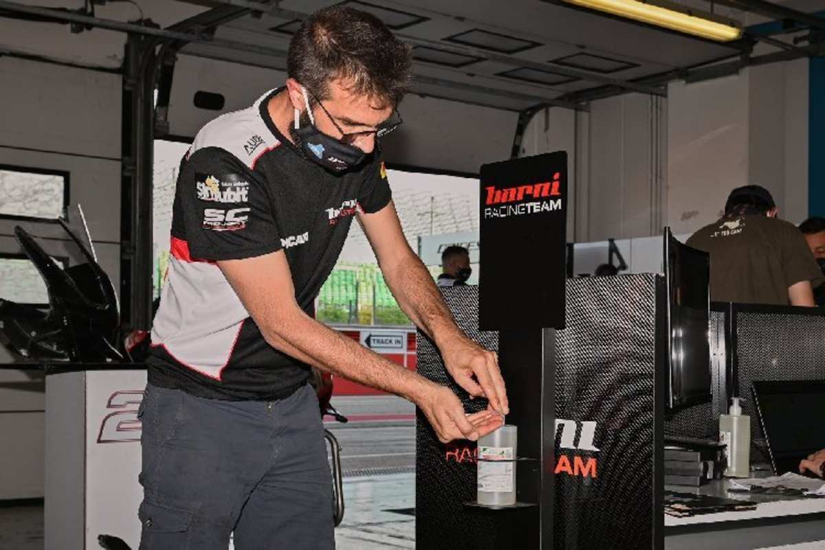 Regelmäßig werden die Hände desinfiziert