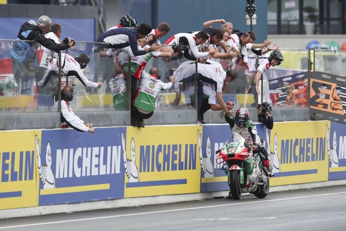 Johann Zarco gewinnt das Rennen