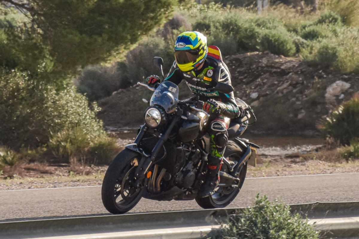 Neckische Flyscreen, neuer Scheinwerfer und Bugspoiler von der kürzlich präsentierten Triumph Tiger Sport 800.