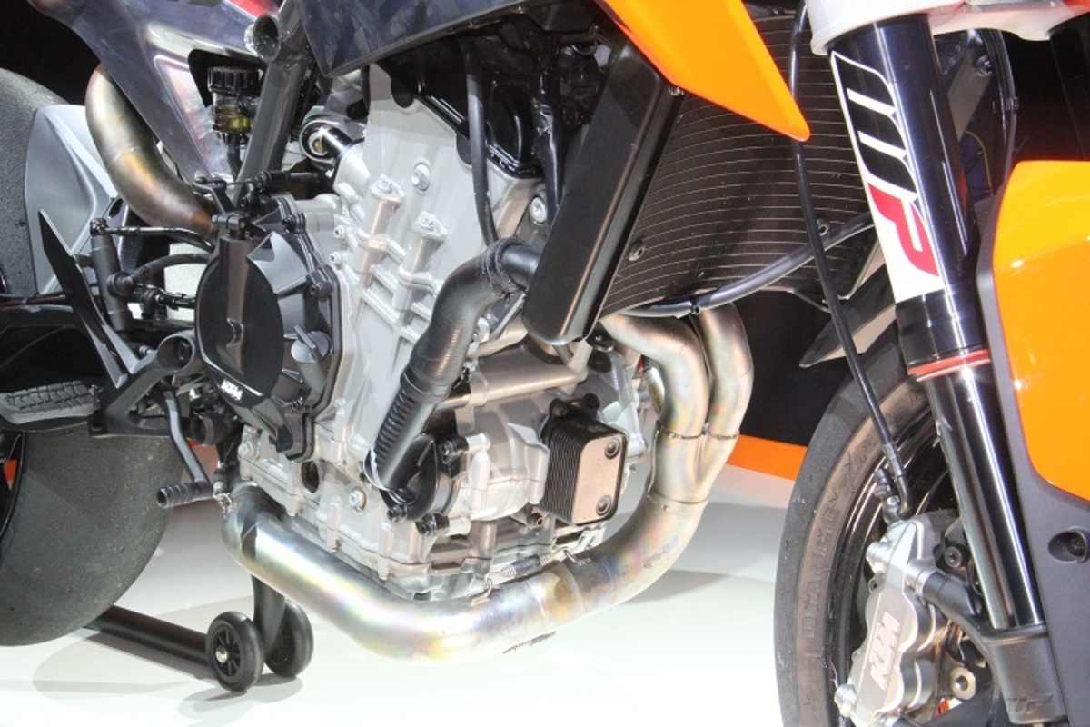 Kompakter, schmaler Motor mit zwei obenliegenden Nockenwellen