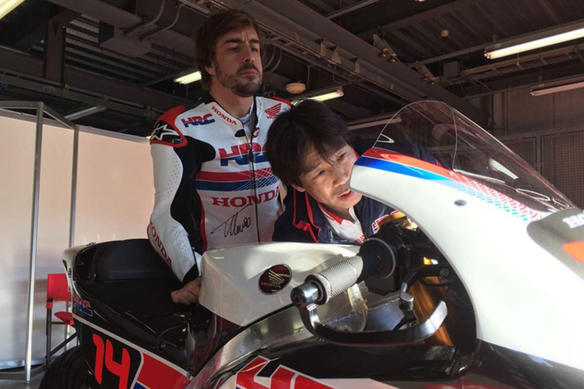 Der Formel-1-Pilot lässt sich die Maschine genau erklären