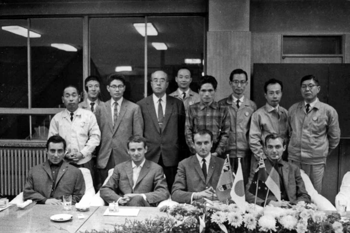 Vertragsunterzeichnung mit Suzuki 1963: Schneider, Degner, Perris, Anderson (v. l.)