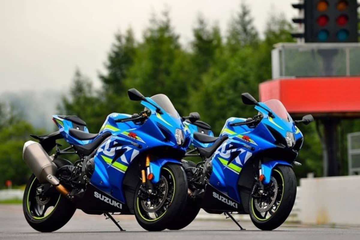 R-Modell (links) und Standard-Ausführung unterscheiden sich durch das Balance Free-Fahrwerk von Showa und den Zweiwege-Quickshifter 