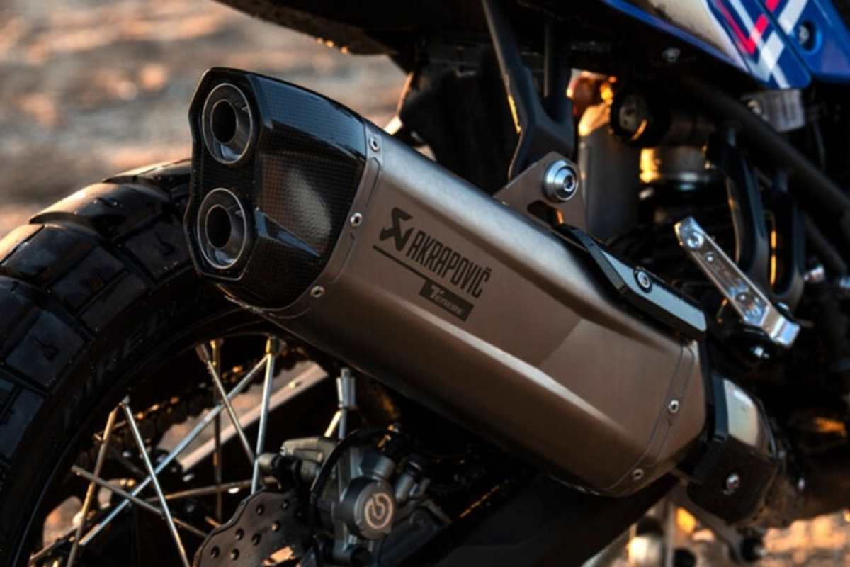 Leichtgewicht serienmässig: Titan-Endschalldämpfer der Kultmarke Akrapovic