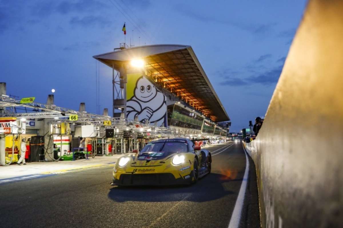 Porsche 911 RSR von Hub Auto Racing faehrt aus der Boxengasse