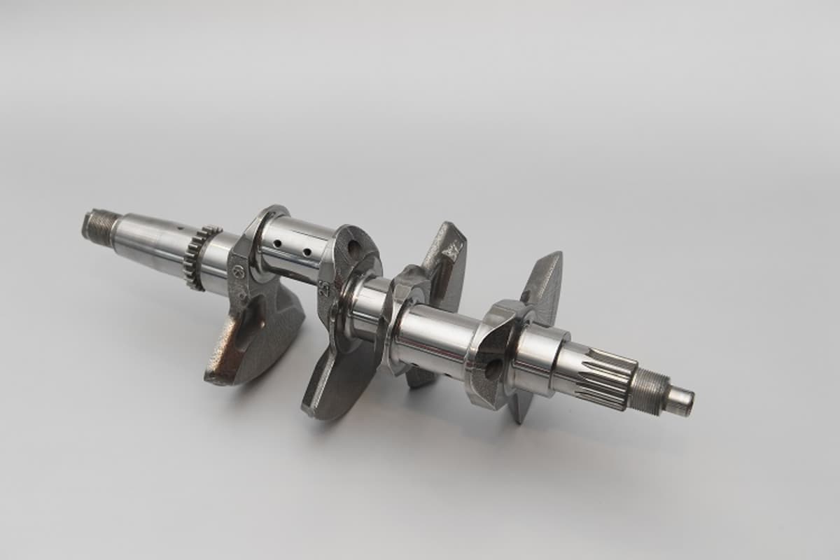 Kurbelwelle der V4R: 1,1 kg leichter, 70° Hubzapfenversatz, Gleitlager aus Messinglegierung