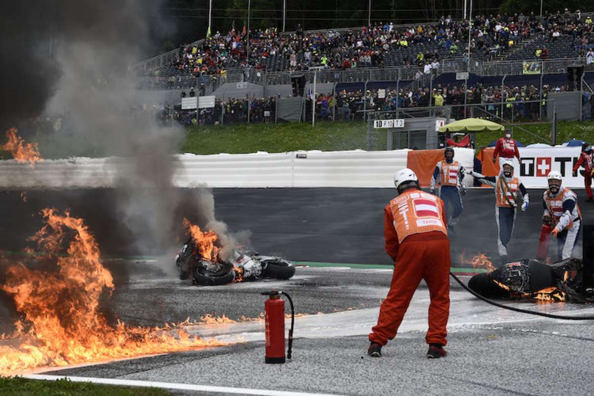 Feuer nach Sturz von Pedrosa und Savadori