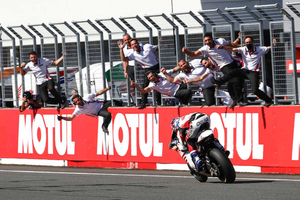 Ai Ogura gewinnt das Rennen