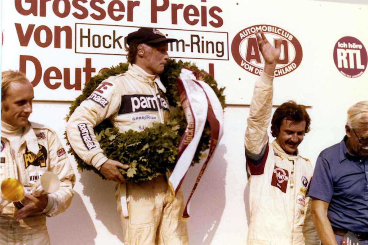 Stolzer Podiumsgast: Hans Georg Bürger als Sensations-Dritter neben Sieger Niki Lauda und und Hans-Joachim Stuck
