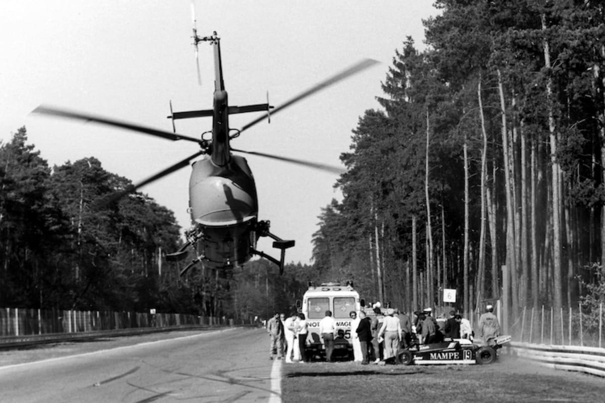 Die Unfallstelle und der Skandal: Hier donnerte das F2-Feld noch 23 Runden lang mit Vollgas vorbei, bevor die Landung des Rettungs-Heli den Abbruch erzwang
