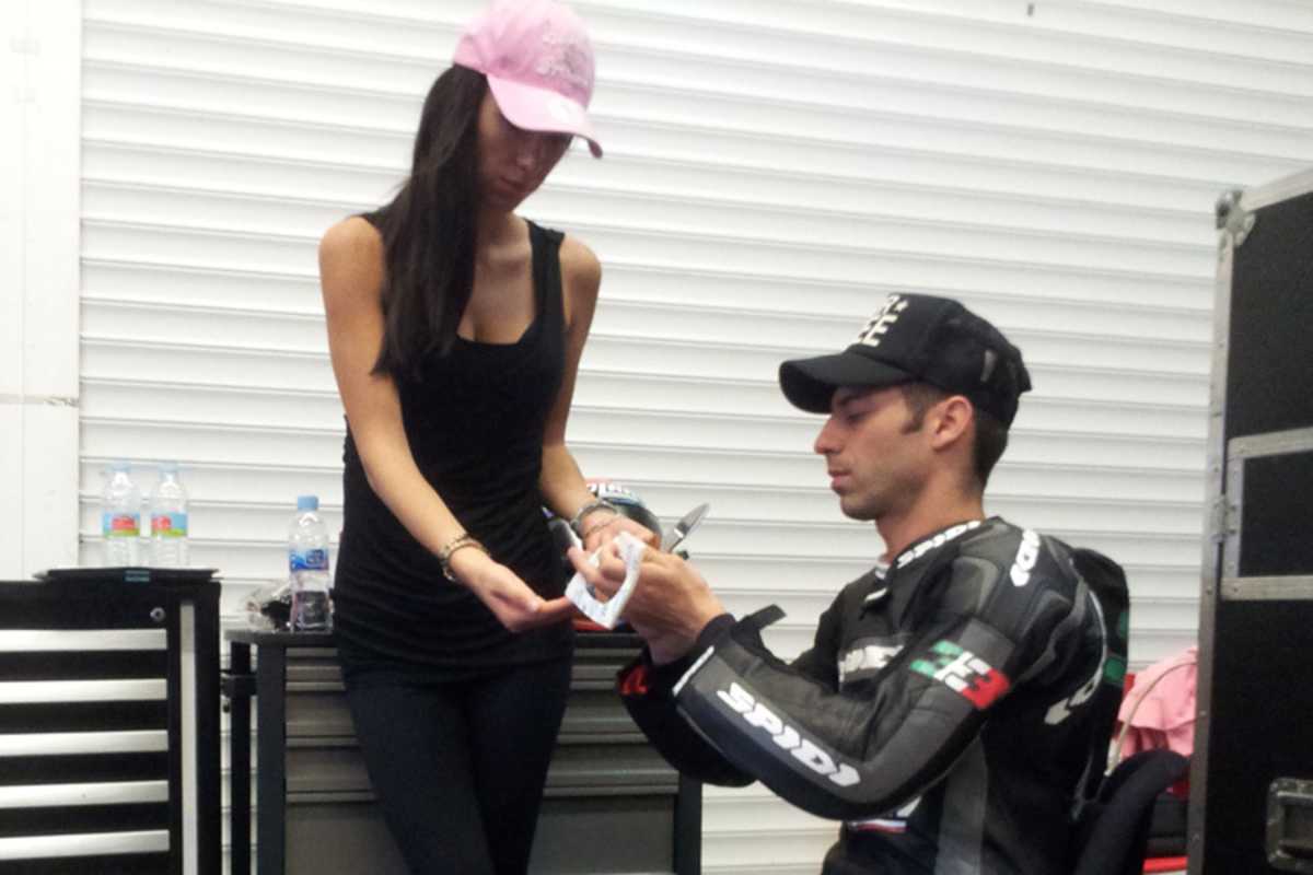 Marco Melandri schneidet sich die Polster für den Stiefel zu