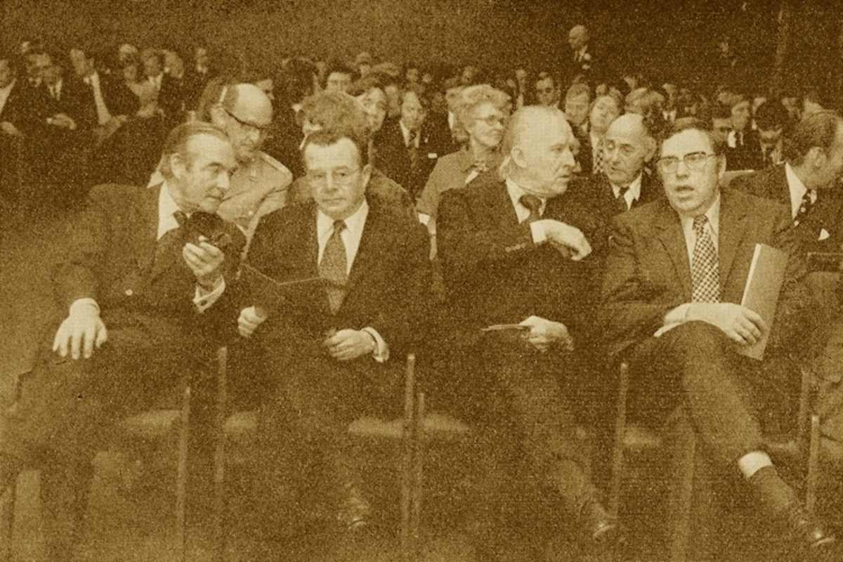 Politik und Motorsport: 1972 waren Hessens Wirtschafts-Minister Heinz Herbert Karry (2. v.li.) und Frankfurts Oberbürgermeister Rudi Arndt (ganz rechts) Gäste, flankiert von ONS-Präsident Hans Joachim Bernet (ganz li.) und AvD-Präsident Fürst Metternich