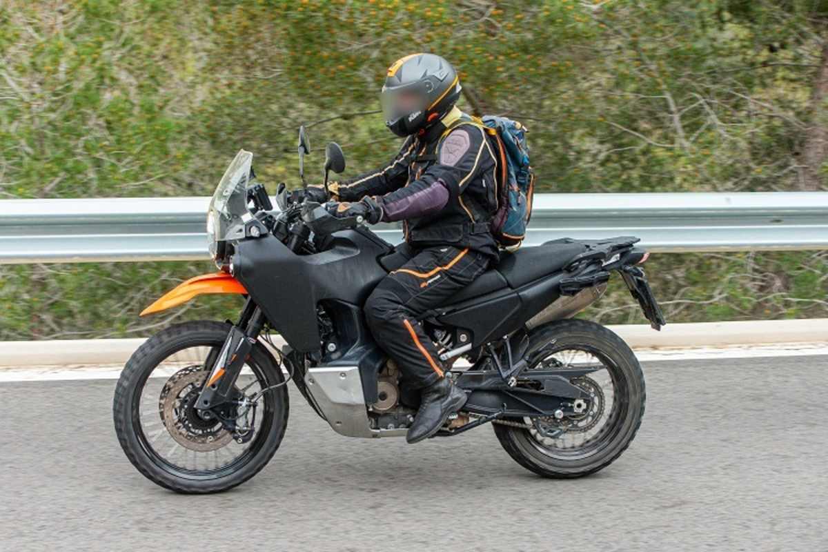 Die Lösung mit dem hochgezogenen Motorschutz kaschiert elegant den tief nach unten gezogenen, zweiteiligen Tank