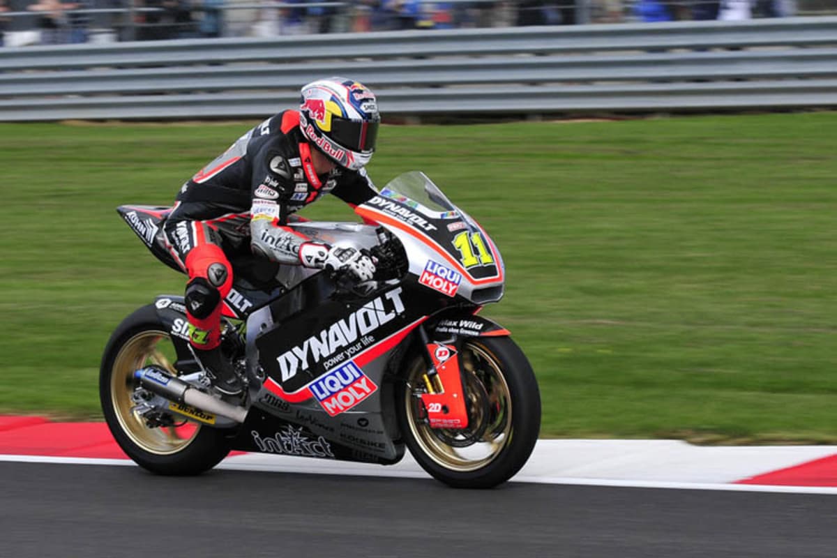 Steife Haltung: Bei der ersten Durchfahrt bei Start-Ziel ging Cortese vorsichtig ans Werk