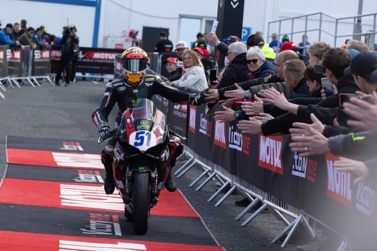 Jaume Masiá gewinnt Lauf 1