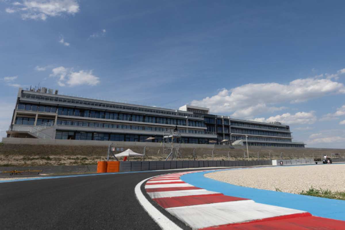 Das charakteristische Hotel direkt neben der Rennstrecke