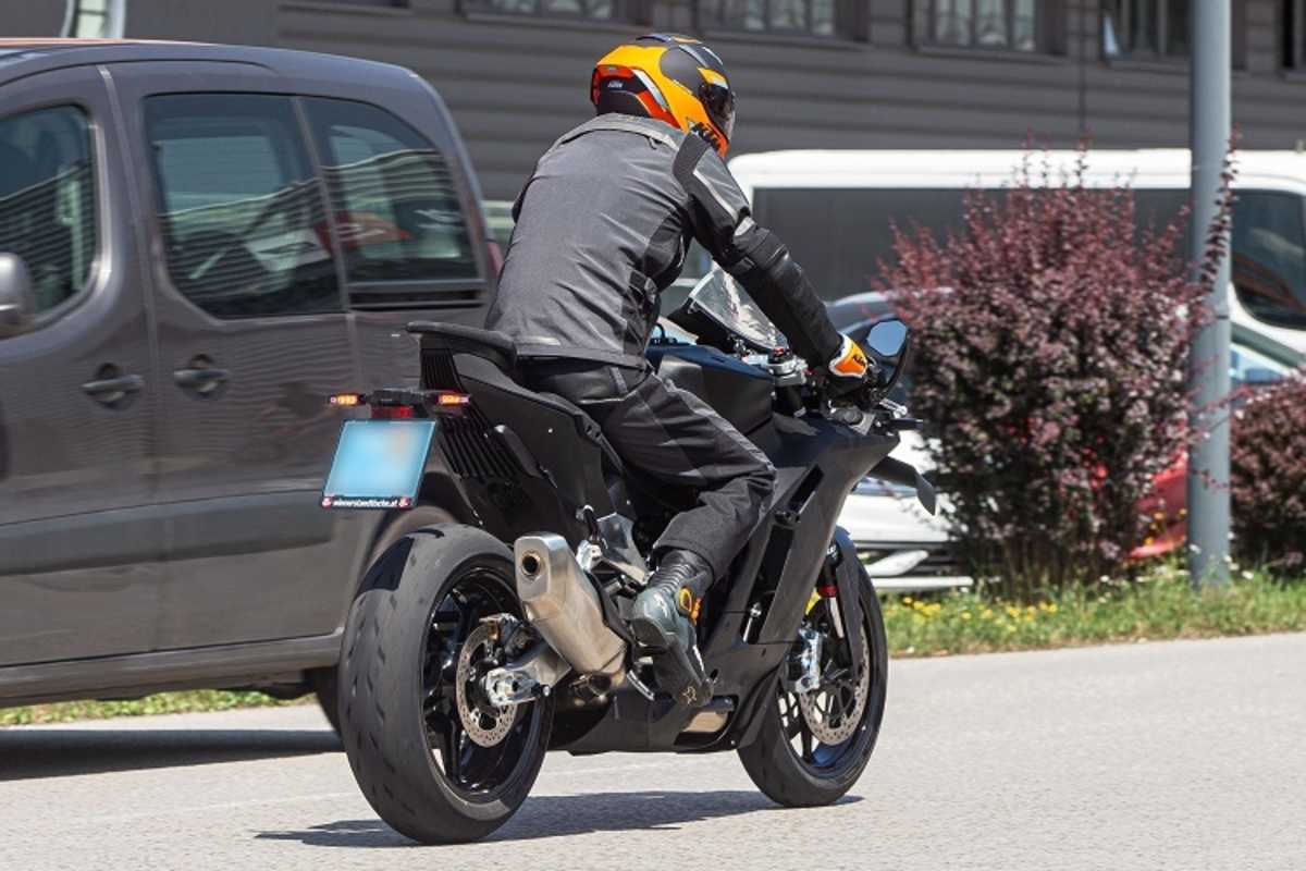 Das Heck erinnert an die Krämer RC8c, die Bananenschwinge hingegen ist eine KTM-Entwicklung