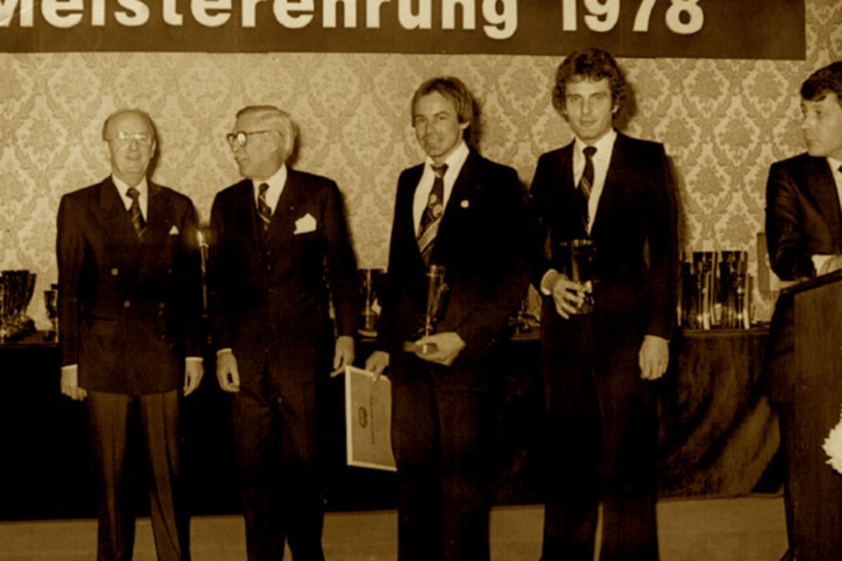 Meisterfeier 1978: Die beiden Sportpräsidenten Jochen Springer (ADAC, li.) und Huschke von Hanstein (AvD, 2. v.l.) mit den Formel Super V-Titelträgern Helmut Henzler (Meister, 2. v.re.) und Helmut Lenz