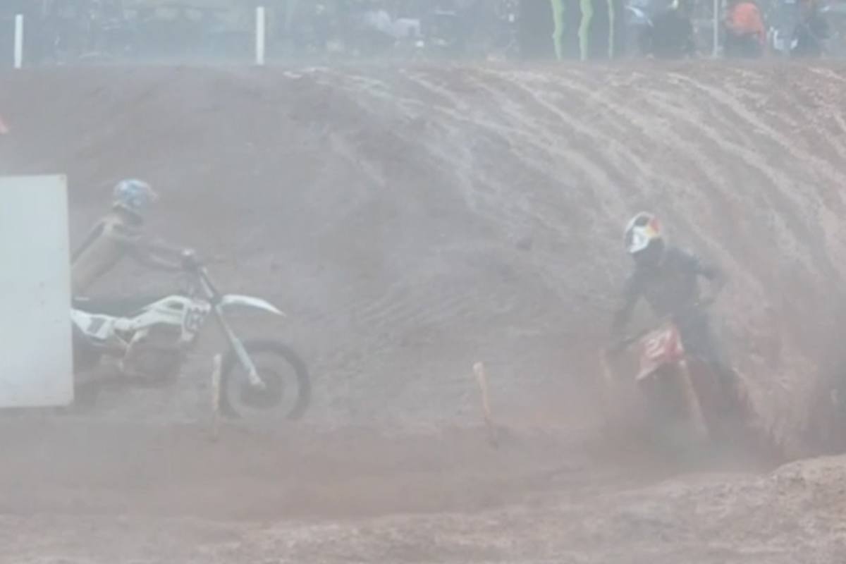 Kay de Wolf steht am Streckenrand, Längenfelder geht vorbei