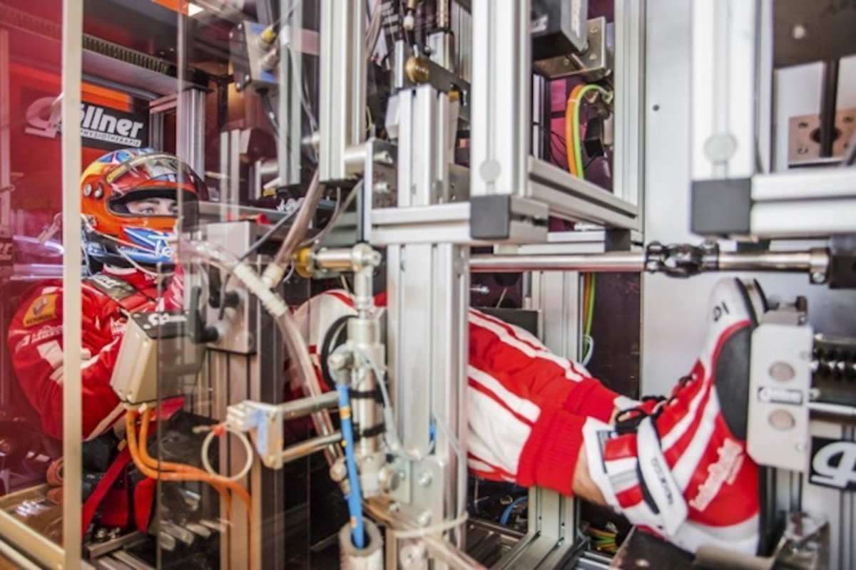 Kernkompetenz F1-Trainingssimulator. Möglich sind sehr spezifische Übungen bei verschiedenen Rahmenbedingungen. Auch bei Verletzungen kann gezielt weiter trainiert werden