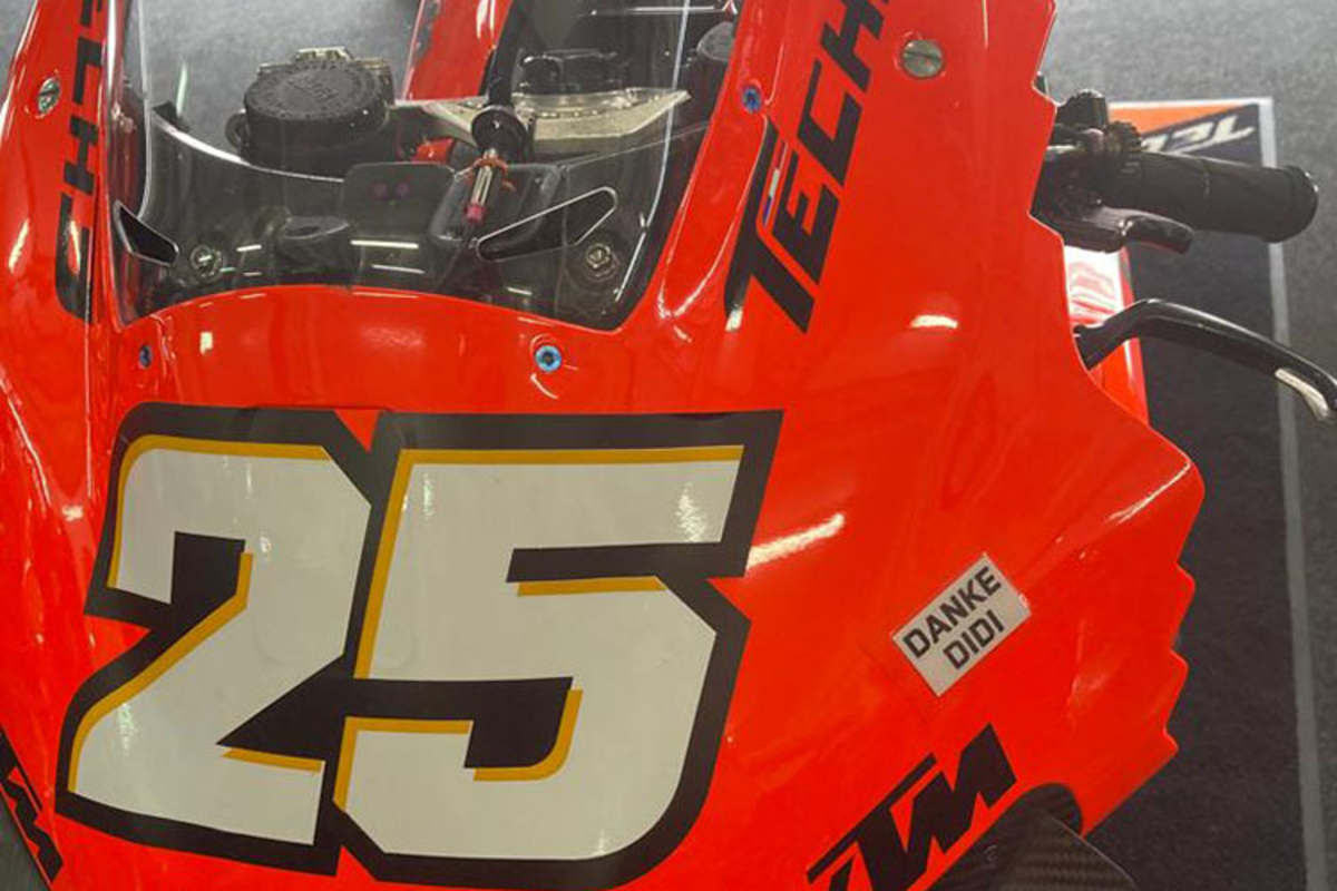 In der KTM-Tech3-Box entdeckt: Die KTM RC16 von Raúl Fernández mit dem Schriftzug «Danke Didi»