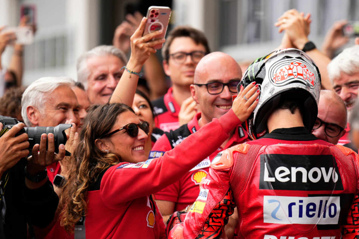 Carola Bagnaia (links) und Co. sind auf Peccos Helm dargestellt