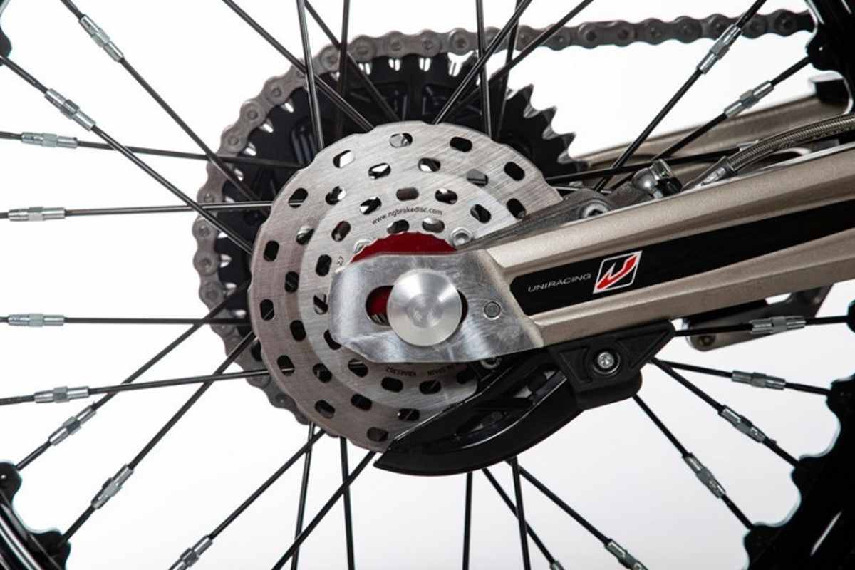 Bereits Wettbewers-konform ausgestattet:Geschlossene Bremsscheibe und Kettenblatt 