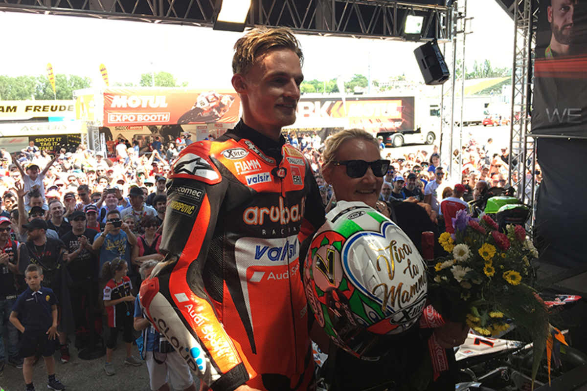 Fahrer wie Chaz Davies lassen sich gerne von den Fans feiern