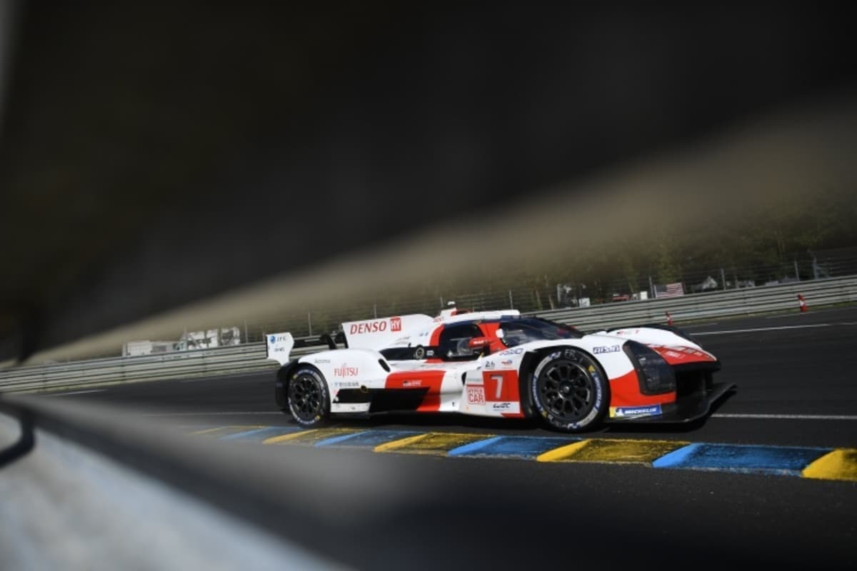 Toyota GR010 Hybrid zwischen den Blanken