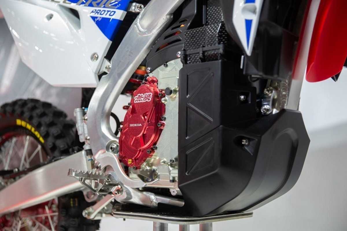 Die Antriebseinheit passt geschmeidig ins Fahrwerk des 250er Viertakters