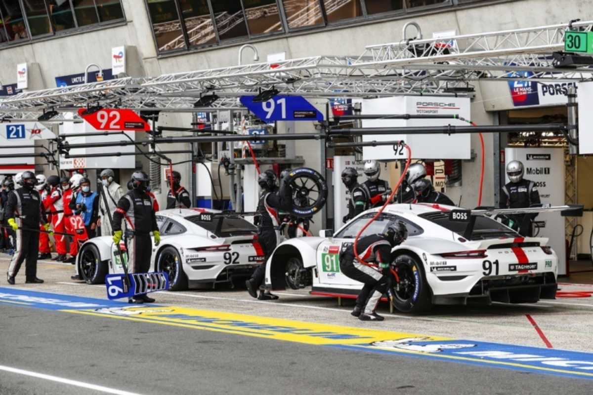 Boxenstopp der beiden Werks-Porsche-911 RSR