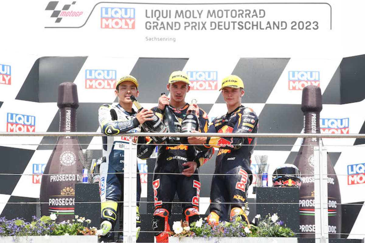 Sasaki, Öncü, Holgado