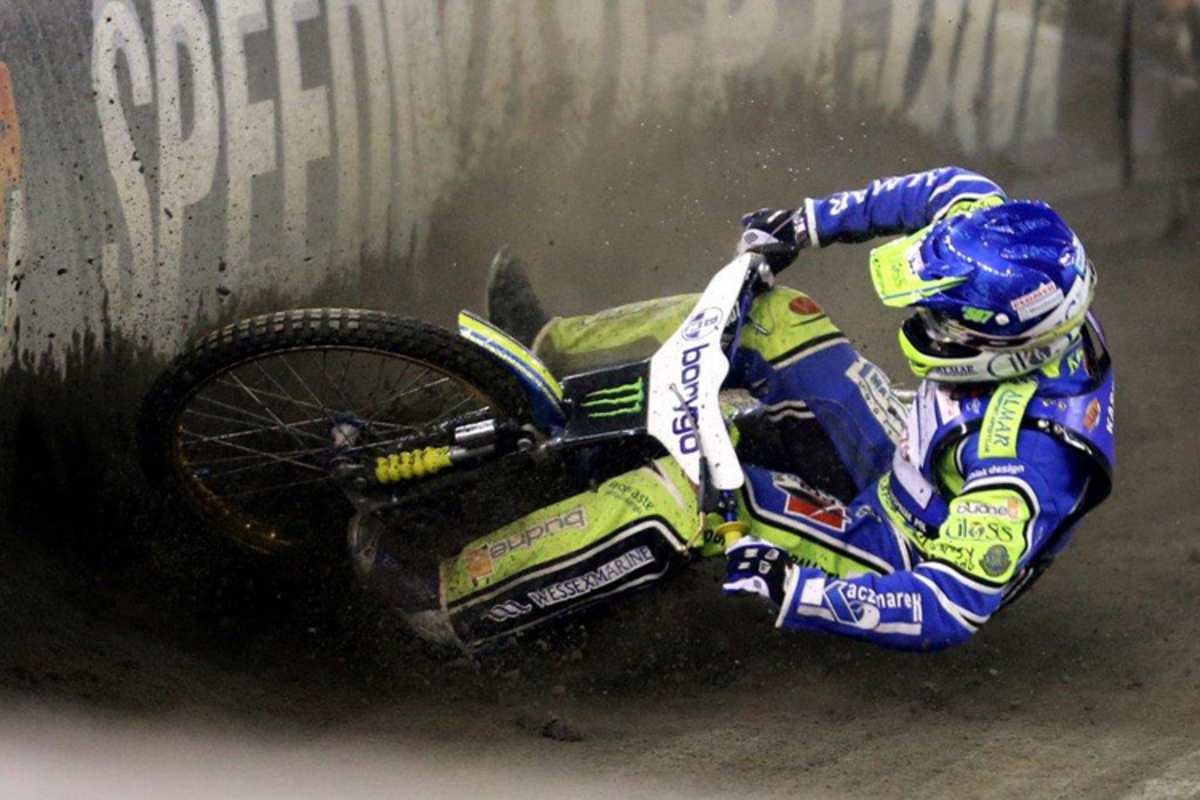 Krzysztof Kasprzak wurde von Nicki Pedersen in die Bande geschickt