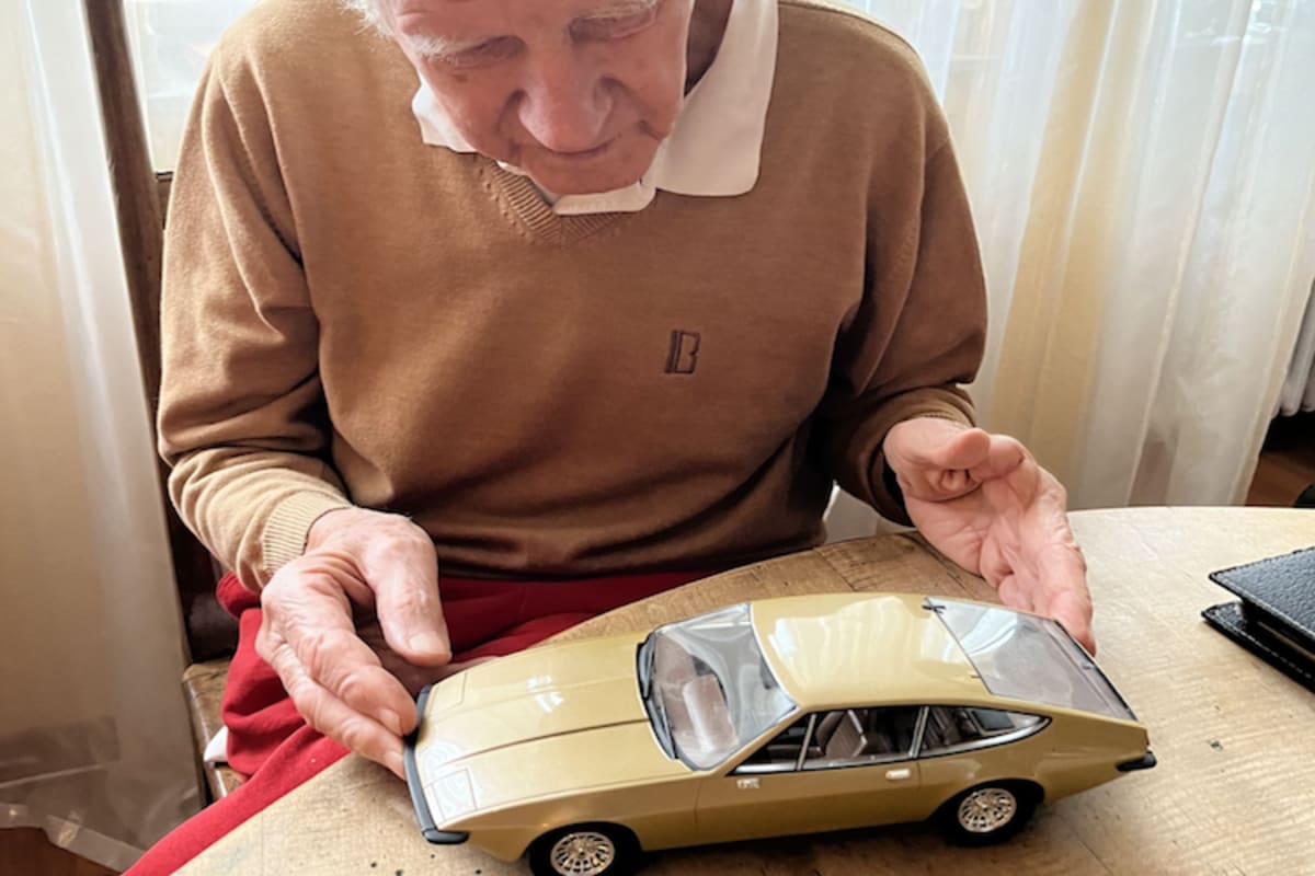 Ein Lebenswerk: Fast liebevoll betrachtet Bitter zu Hause noch im März 2023 ein Modell seines Kult-Objekts Bitter CD 