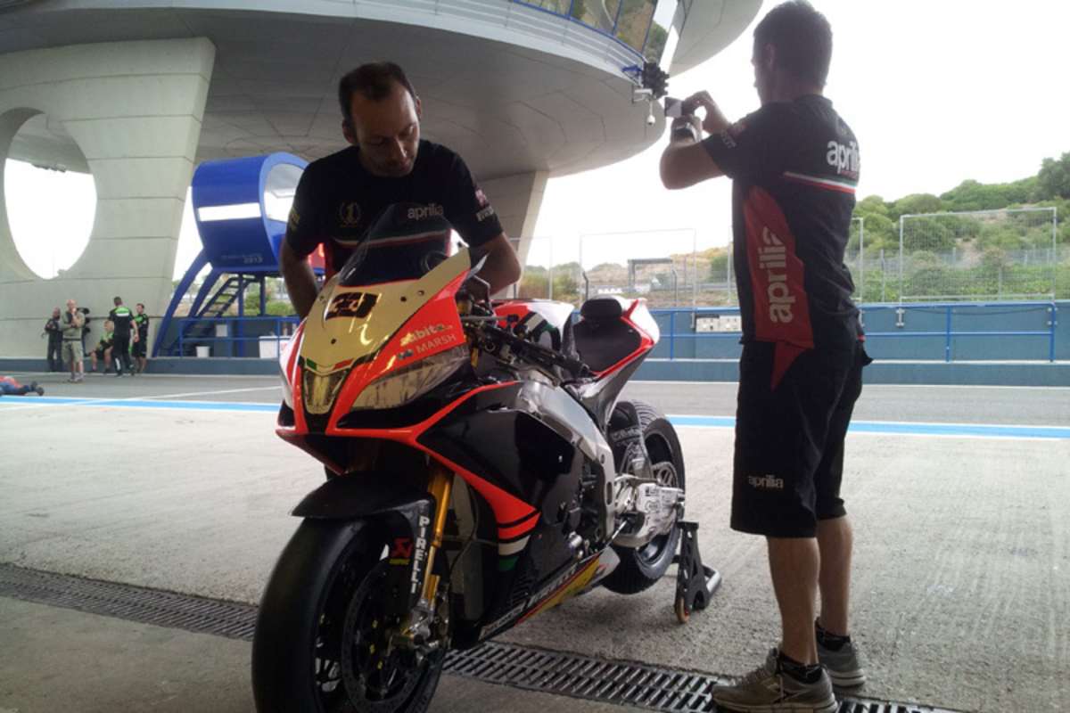 Auf der RSV4 ist nirgends ein Aprilia-Schriftzug angebracht