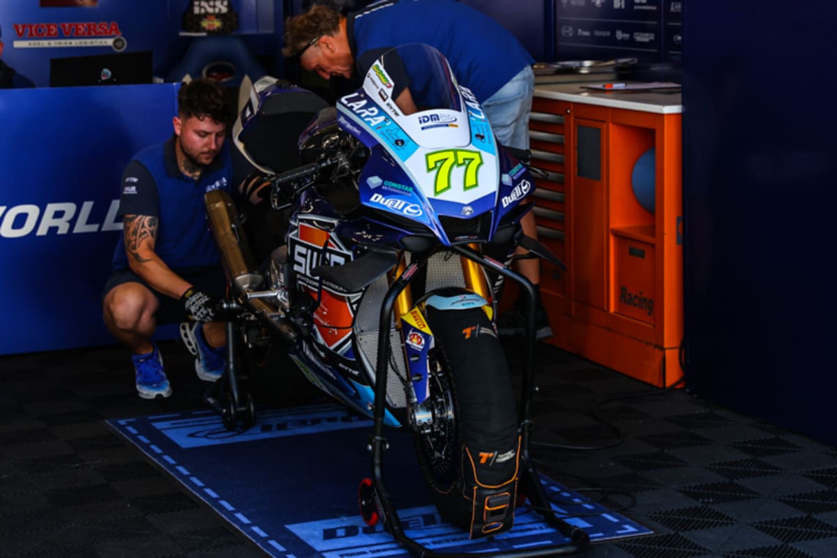 WorldSBK-Pilot Aegerter amüsiert sich beim IDM-Besuch in Assen