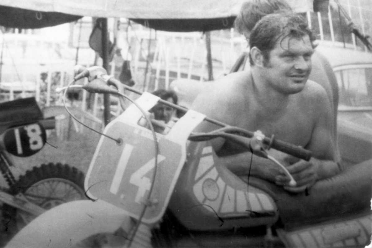 Heinz Hoppe 1982 in Žilina im Gespräch mit tschechischen Sportfreunden auf einer Werks-ČZ