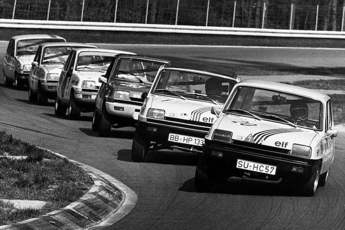 Imposante Kolonne: Die Startrunde des Premiere-Rennens in der zweiten Schikane 