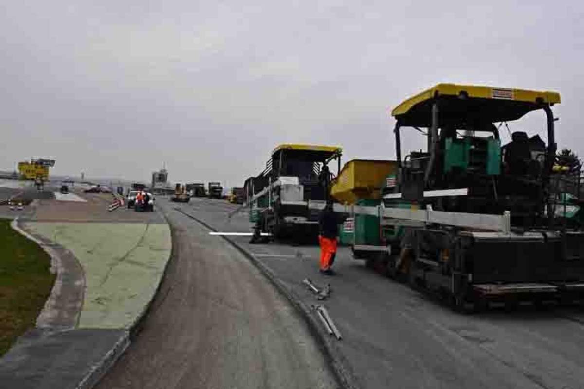 Insgesamt wurden knapp 50.000 Quadratmeter in zwei Schichten mit neuem Asphalt bedeckt