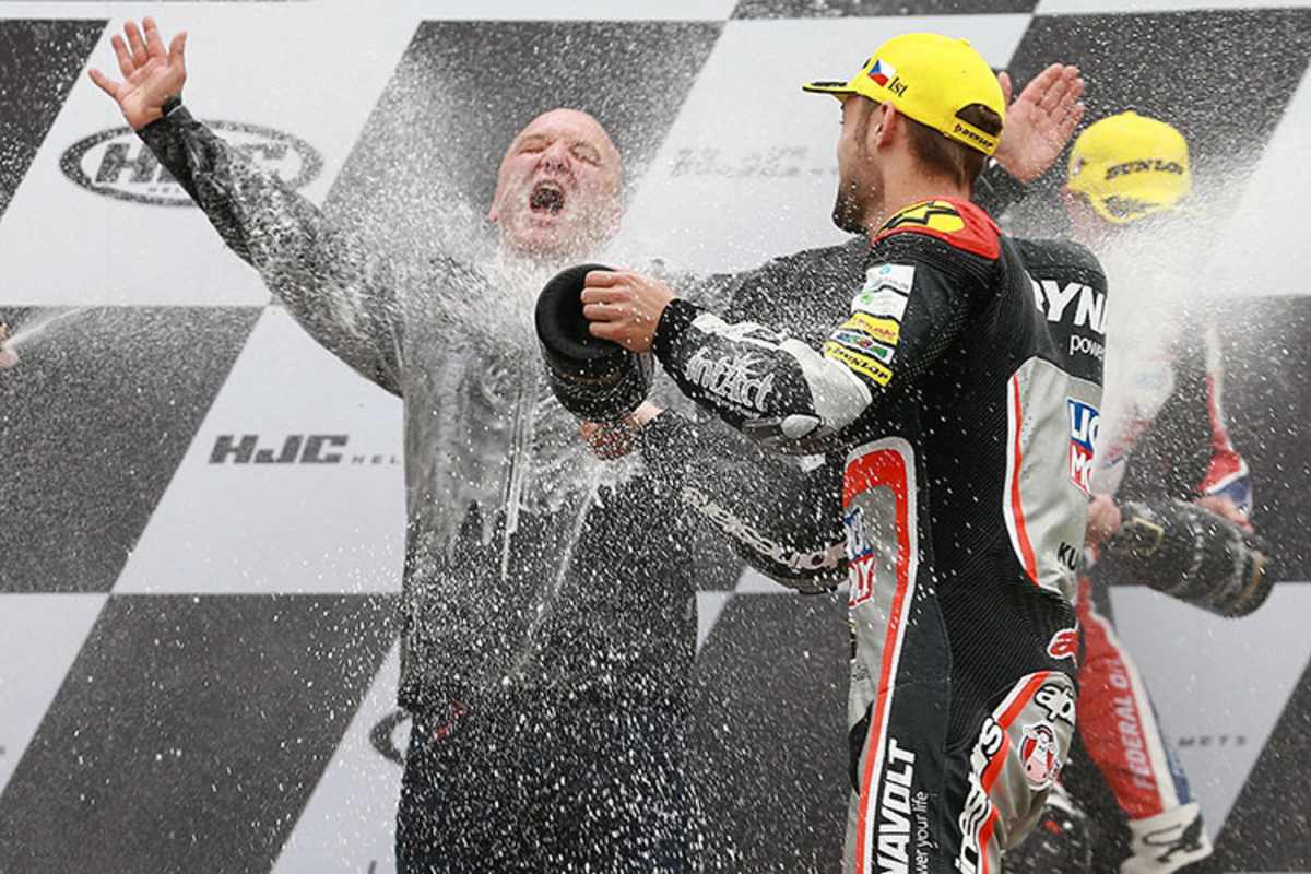 Sieg in Brünn 2016: Folger feiert mit Jürgen Lingg