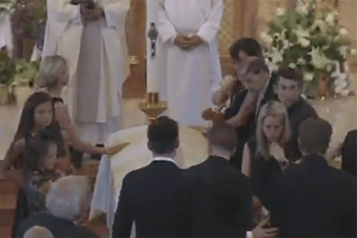 Nickys Verlobte Jackie Marin und seine Familie am Sarg des Amerikaners