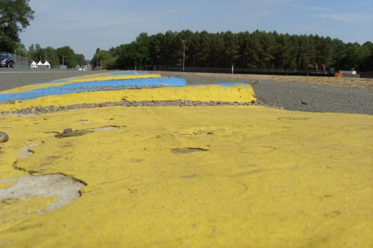 Kerbs in der zweiten Schikanen der Hunaudières