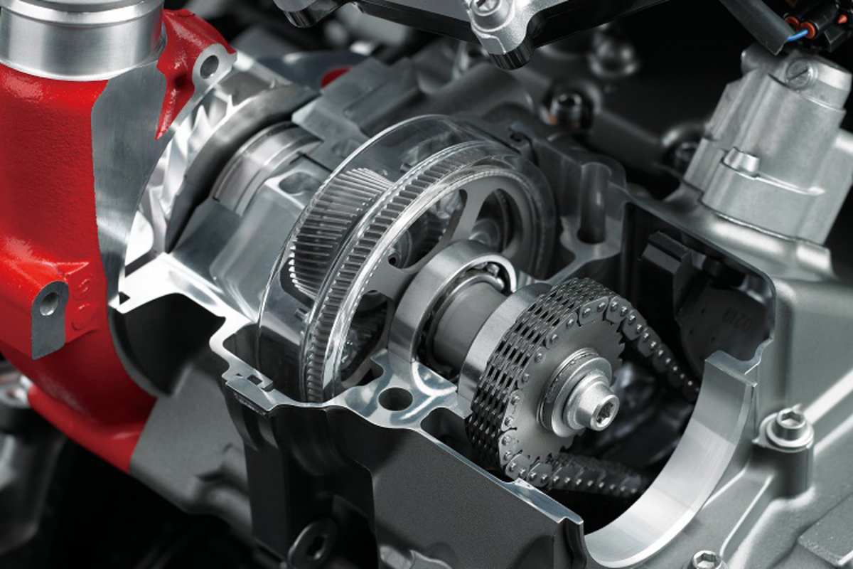 Mechanischer Antrieb des Kompressors von der Kurbelwelle über eine Zwischenwelle per Zahnkette (vorne) über ein Planetengetriebe (Mitte).