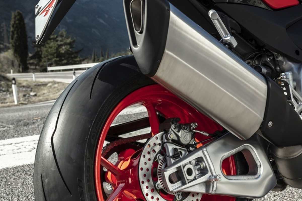 Neu auf 2021 an beiden Versionen: Mächtige Unterzugschwinge, neue Auspuffanlage