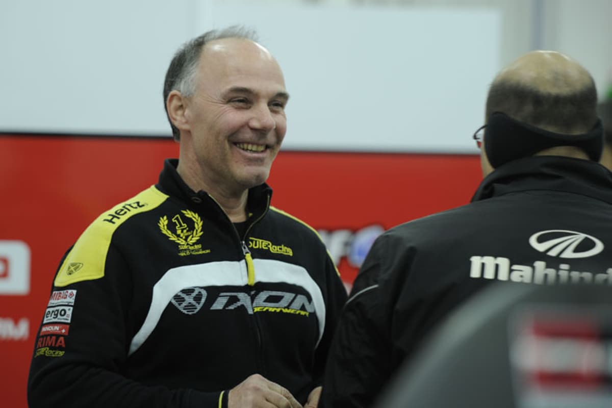 Eskil Suter mit Mahindra-Rennchef Choonia