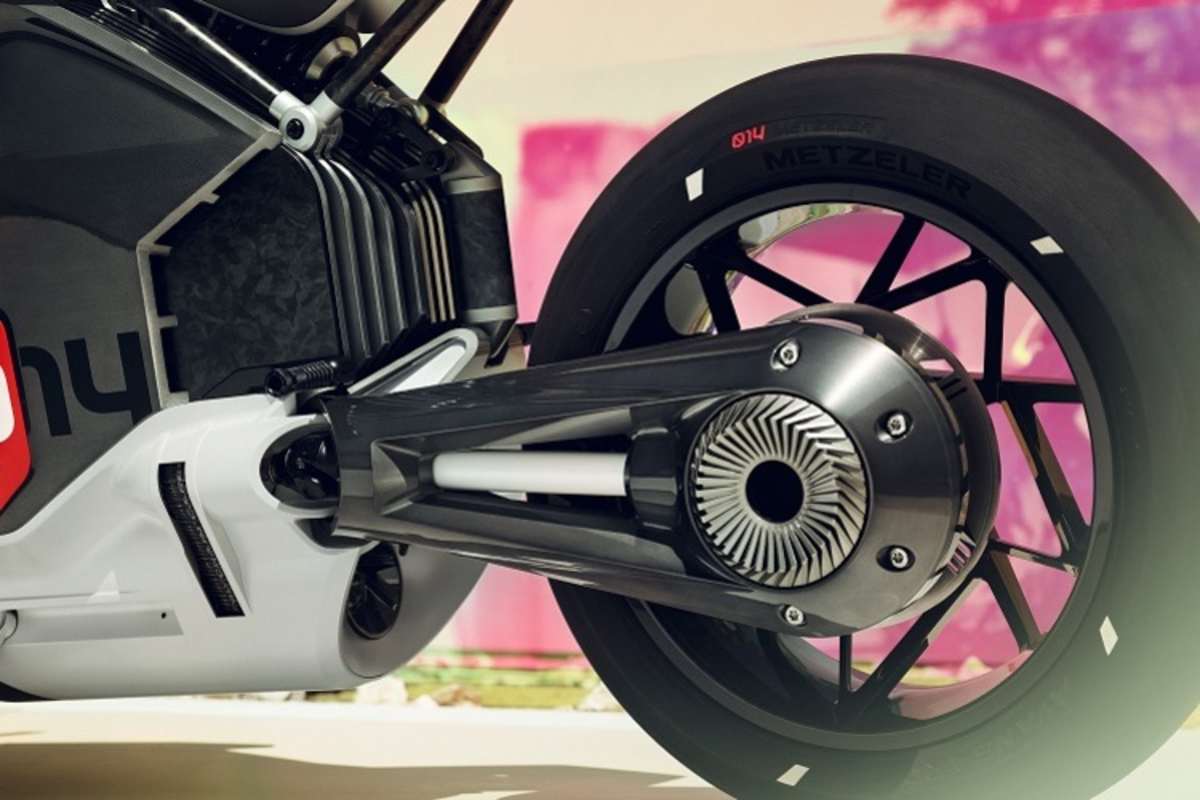 Elektro-Antrieb längs eingebaut, nahtloser Krafttransfer auf die Kardanwelle zum Hinterrad