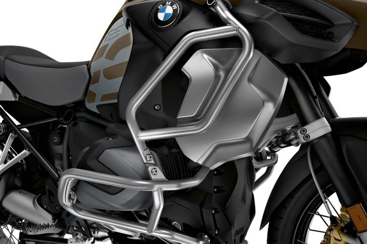 Riesiger Tank, geschützt von einem robusten Rohrgeflecht an der Advenure