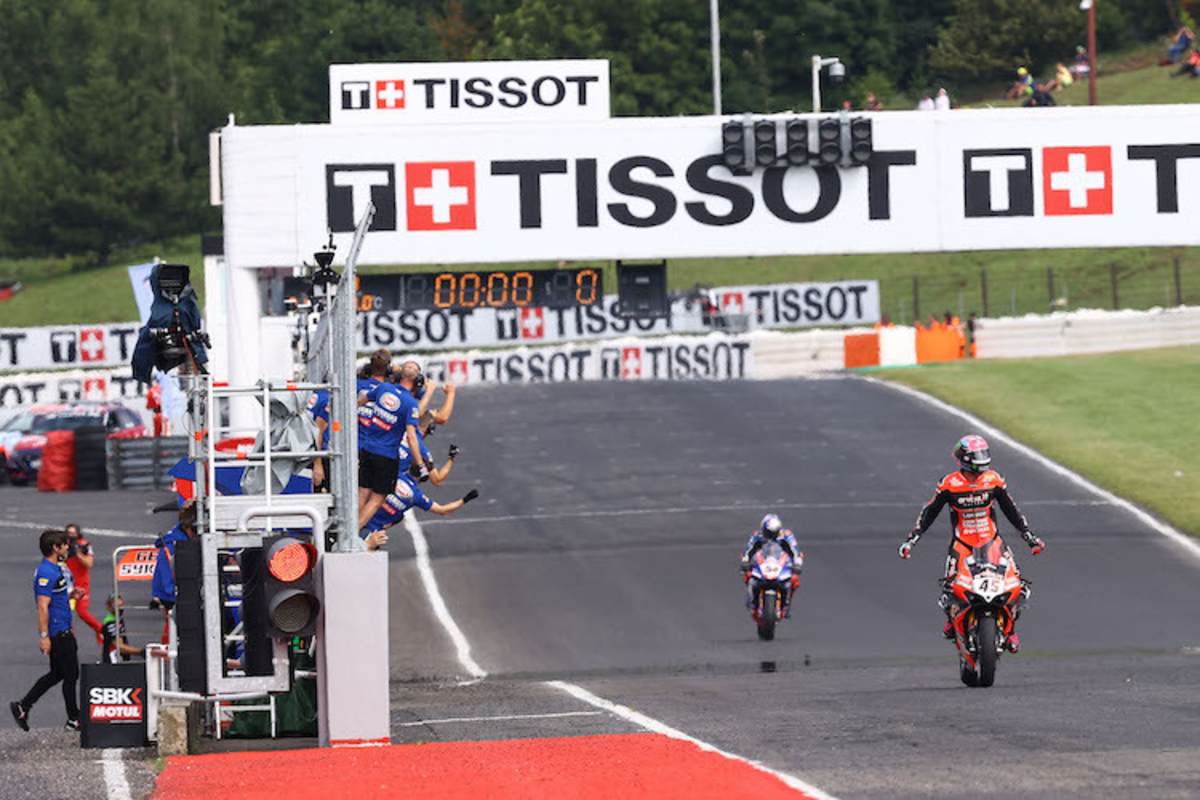Scott Redding gewinnt das Rennen
