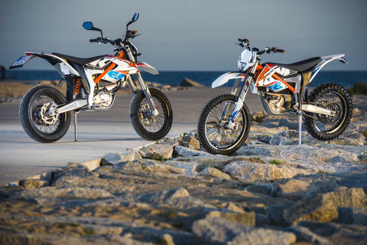 FREERIDE E-SM (links) und FREERIDE E-XC: hochmoderne Street- oder Offroad-E-Bikes mit Straßenzulassung